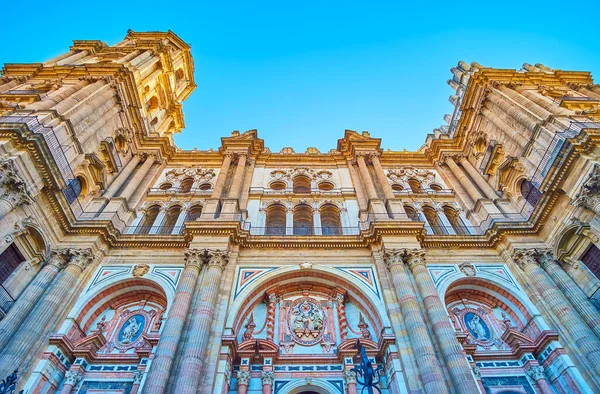 Malaga Katedrali Nin Yontulmuş Taş Cephesinin Ayrıntıları Kemerler Duvar Kuklaları — Stok fotoğraf