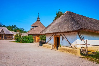Zaporizhian Sich scansen avlusunda sazdan çatıları, Zaporizhzhia, Ukrayna 'nın geleneksel kerpiç evleri arasında yürüyün