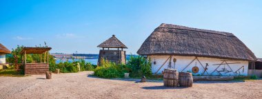 Zaporizhian Sich taramasının iç avlusu çatılı kerpiç evleri ve ahşap savunma kulesi, Zaporizhzhia, Ukrayna