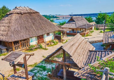 Küçük Kiş 'in avlusunda farklı amaçlara ve diğer yapılara sahip kerpiç evleri, Zaporizhian Sich scansen, Zaporizhzhia, Ukrayna