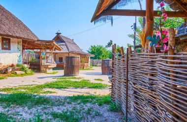 Zaporizhian Sich scansen avlusunda gezinti, Ukrayna 'nın Zaporizhzhia adasındaki tarihi Kazak savaşçıları yerleşimi