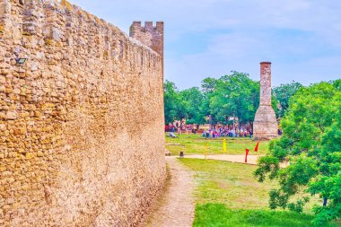 BILHOROD, UKRAINE - 19 Haziran 2021: Akkerman Kalesi 'nin yıkık ortaçağ minaresinin bulunduğu devasa taş duvarları, 19 Haziran' da Bilhorod 'da