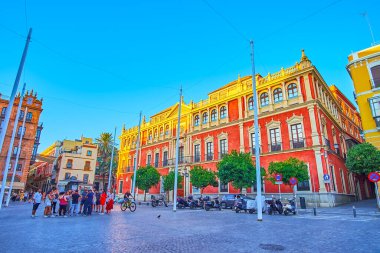 SEVILLE, SPAIN - SEPT 29, 2019: 29 Eylül 'de Seville' de, tarihi konaklar, malikaneler, yayalar ve akşam güneşinin son ışıklarıyla aydınlanan San Francisco meydanı