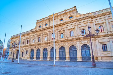 Casco Antigua, Seville, İspanya 'daki San Francisco Meydanı' ndan Belediye Binası 'nın oyma taş cephesi.