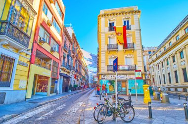 SEVILLE, SPAIN - 29 SEPT 2019: Seville 'de San Francisco Meydanı' ndan klasik evleri olan dar Hernando Colon Caddesi