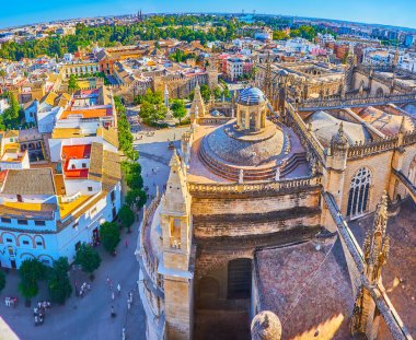 Casco Antiguo 'nun Giralda Kulesi' ne, Kubbe 'ye ve Gotik Katedral Kulesi' ne, Plaza del Triunfo 'ya (Zafer Meydanı), Alcazar Kalesi' ne ve Seville, İspanya 'nın eski çatılarına bakan hava manzarası.