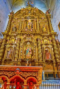 SEVILLE, SPAIN - SEPT 29, 2019: Capilla de la Concepcion şapelinin oyulmuş altın sunağı La Cieguecita (Kör Bakire) heykeli, Seville Katedrali, Sevilla Katedrali,