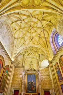 SEVILLE, SPAIN - SEPTEMBER 29, 2019: Seville Katedrali 'nin duvarında Aziz Justa ve Aziz Rufina' nın resmi olan Sacristia Alta, Sacristia de los Calices 'in Gotik kubbeli tavanı, Eylül ayında Sevilla Katedrali' nde