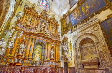 SEVILLE, SPAIN - 29 Eylül 2019: Sevilla Katedrali 'nde Virgen de la Antigua ile birlikte Capilla de la Antigua' nın büyüleyici taş sunağı