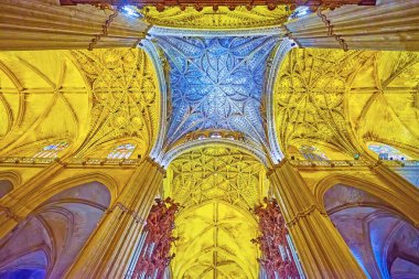 SEVILLE, SPAIN - 29 Eylül 2019: Seville Katedrali dua salonunun kaburga kaslı tavanındaki kabartmalı kabartma geometrik desenler Eylül ayında Sevilla 'da