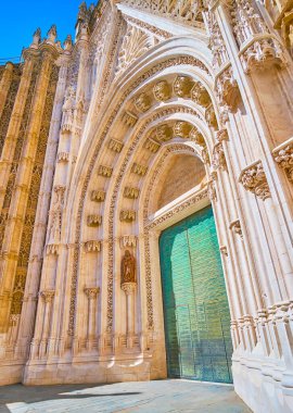 Sevilla Katedrali 'nin süslü Gotik Prensin Kapısı (Puerta del Principe) oymalar, duvar heykelleri ve taş çelenkler ile İspanya