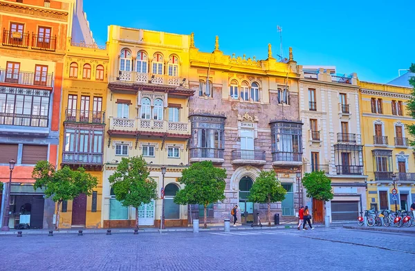 Las Hermosas Casas Históricas Decoradas Con Molduras Esculturas Pared Balcones — Foto de Stock