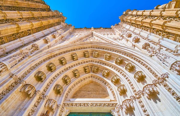 Den Snidade Gotiska Bågen Vid Prince Gate Sevilla Cathedral Med — Stockfoto