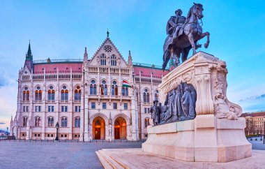 Gyula Andrassy Anıtı, Macaristan 'ın Budapeşte kentindeki parlamento binasının yanındaki Lajos Kossuth Meydanı' nın önemli simgelerinden biridir.