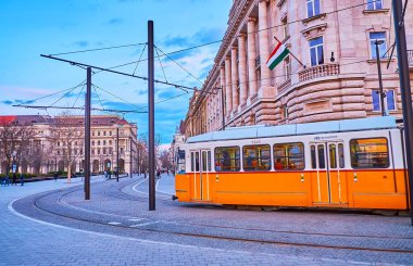 Budapeşte, Macaristan 'daki Lajos Kossuth Meydanı' ndaki klasik sarı tramvay.