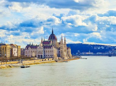 Macaristan 'ın çarpıcı Gotik Parlamento binası, Tuna Nehri, Budapeşte seti üzerinde yer alıyor.