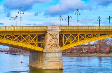 Macaristan, Budapeşte 'deki Margaret Köprüsü' nün sütunundaki klasik taş duvar heykeli.