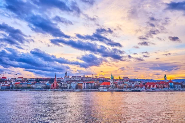Budapeşte, Macaristan 'daki tepenin üzerindeki tarihi yapıları, kiliseleri ve balıkçı kalesi ile Tuna Nehri' nin arkasında görülen Buda bölgesinin Panoraması