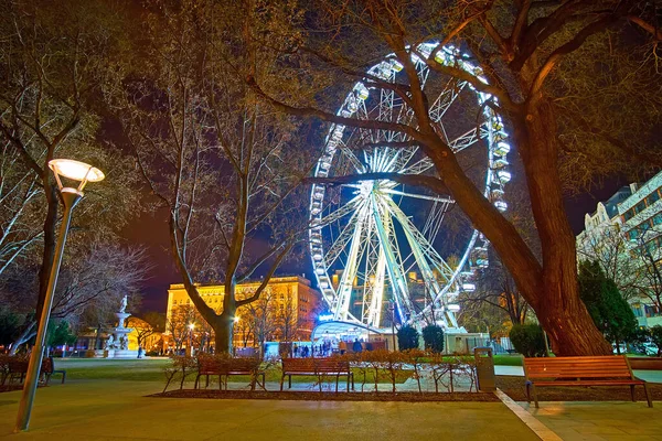 Σύγχρονος Φωτισμένος Τροχός Της Βουδαπέστης Που Βρίσκεται Στην Πλατεία Erzsebet — Φωτογραφία Αρχείου