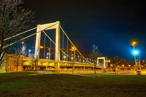 在漆黑的夜空和匈牙利布达佩斯Gellert Hill的映衬下 横跨多瑙河的美丽的白色伊丽莎白桥 — 图库照片