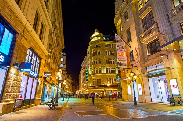 Budapest Hungary Feb 2022 Evening Walk Vaci Street Lined Stores — Stock Photo, Image
