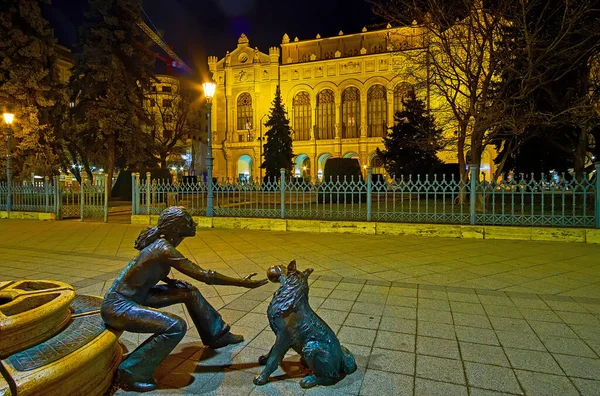 Budapeşte Macaristan Vigado Meydanı Nda Bulunan Köpek Heykeliyle Pest Akşam — Stok fotoğraf