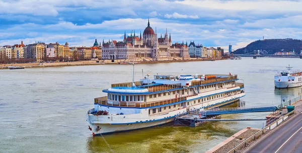 Hajók Duna Partján Horgonyoznak Kilátással Gótikus Parlament Épületére Háttérben Forgalomra — Stock Fotó