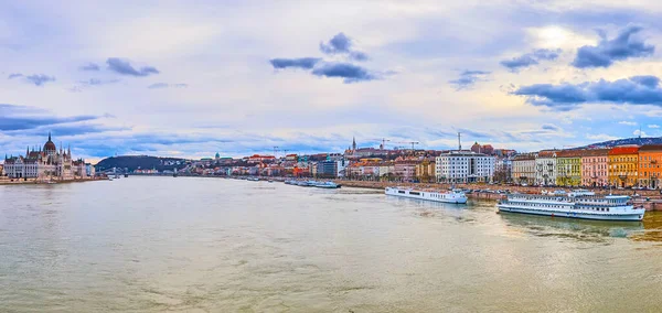 Tuna Nehri 'nin panoramik manzarası, Buda ve Pest bölgelerinin tarihi evleri, Parlamento binası, Buda Kalesi ve Gellert Tepesi arka planda, Budapeşte, Macaristan