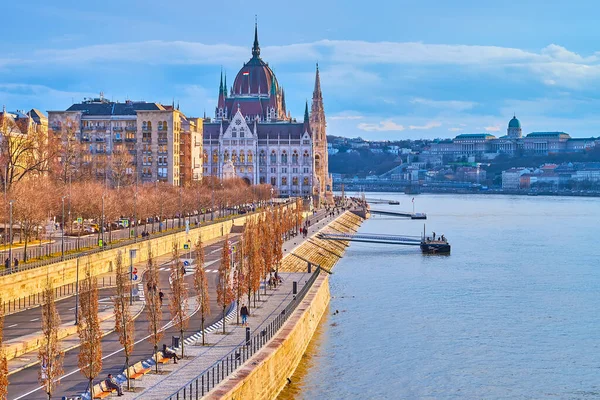 Margaret Köprüsü, Macaristan 'ın Budapeşte, Tuna Nehri' nin karşı kıyısındaki Jozsef Antall Pest seti ve Buda Şatosu 'nda yer alan Macaristan Parlamentosu' nu gözlemler.