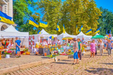 DNIPRO, UKRAINE - 24 Ağustos 2021: 24 Ağustos 'ta Dnipro' da düzenlenen Bağımsızlık Günü dolayısıyla Bayram Fuarı 'nda zanaatkarlar, bayraklar ve çiçek süsleri