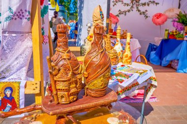 Dnipro, Ukrayna 'daki Bağımsızlık Günü fuarında geleneksel deri kaplama şişeler.