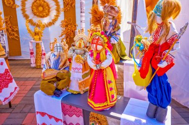 Dnipro, Ukrayna 'da Bayram Fuarı' nın Bağımsızlık Günü 'nde milli kostümlü geleneksel bebekler tezgahta