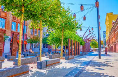 DNIPRO, UKRAINE - 24 Ağustos 2021: 24 Ağustos 'ta Dnipro' da Korolenko caddesi üzerinde ağaçlar ve banklar bulunan sevimli yayalar