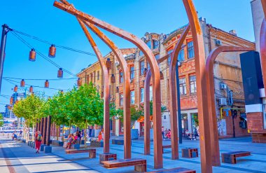 DNIPRO, UKRAINE - 24 Ağustos 2021: Korolenko Caddesi 'ndeki yenilenmiş parka 24 Ağustos' ta Dnipro 'da metal kurulumu