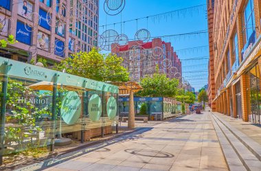 DNIPRO, UKRAINE - 24 Ağustos 2021: Yüksek ofis ve iş binaları arasındaki sevimli Ekaterinoslavskyi Bulvarı, 24 Ağustos 'ta Dnipro' daki samimi geyik restoranlarıyla insanları cezbediyor.