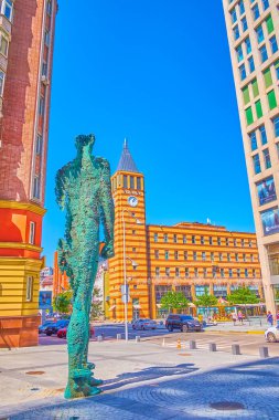 DNIPRO, UKRAINE - 24 Ağustos 2021: Ekaterinoslavskyi Bulvarı 'ndaki Atlant' ın (Atlas) alışılmadık heykeli, 24 Ağustos 'ta Dnipro' da