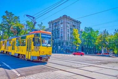 DNIPRO, UKRAINE - 24 Ağustos 2021: Eski moda tramvay Dmytro Yavornytsky Bulvarı 'nda, 24 Ağustos' ta Dnipro 'da