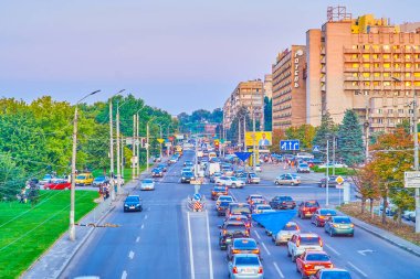 DNIPRO, UKRAINE - 24 Ağustos 2021: Sicheslav Embankment caddesinde trafik sıkışıklığı 24 Ağustos 'ta Dnipro' da