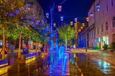 DNIPRO, UKRAINE - 24 Ağustos 2021: 24 Ağustos 'ta Dnipro' da Korolenko Caddesi 'ndeki çeşmenin su jetleri