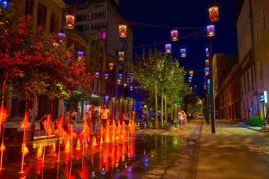 DNIPRO, UKRAINE - 24 Ağustos 2021: Yaya Korolenko Caddesi 'ndeki çeşme 24 Ağustos akşamı Dnipro' da