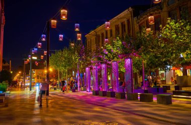 DNIPRO, UKRAINE - 24 Ağustos 2021: Parlak aydınlatma modern tesisler ve asılı sokak lambaları Korolenko caddesinde, 24 Ağustos 'ta Dnipro' da