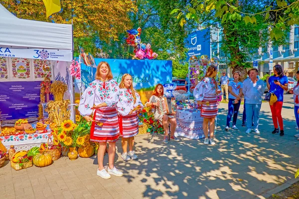 2021年8月24日 在德涅斯特河畔的德涅斯特河畔 身着乌克兰传统服装 手持民族音乐乐器的女子乐队在独立日的假日集会上表演民歌和舞蹈 — 图库照片