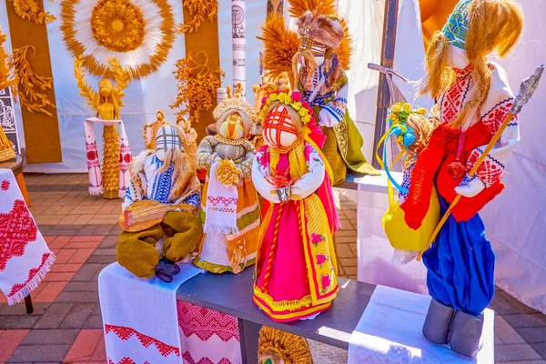 Tradiční Pletené Panenky Národních Kostýmech Stánku Veletrhu Holiday Fair Due — Stock fotografie