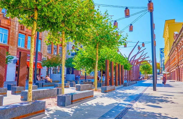 DNIPRO, UKRAINE - 24 Ağustos 2021: 24 Ağustos 'ta Dnipro' da Korolenko caddesi üzerinde ağaçlar ve banklar bulunan sevimli yayalar