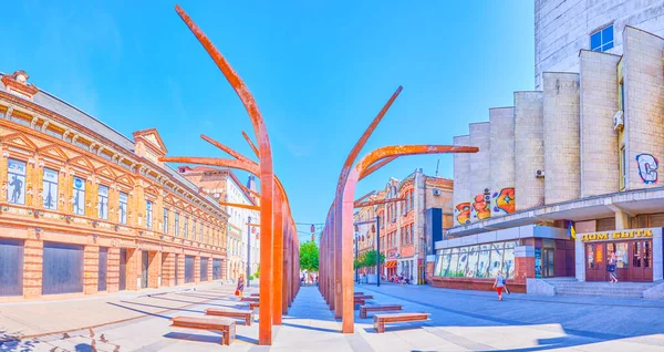 DNIPRO, UKRAINE - 24 AĞUSTOS 2021: 24 Ağustos 'ta Korolenko Caddesi' nde modern kurulum