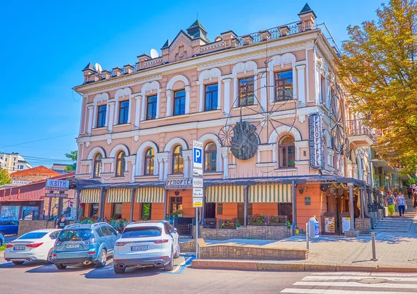 DNIPRO, UKRAINE - 24 Ağustos 2021: Dmytro Yavornytsky Bulvarı 'ndaki tarihi binanın manzaralı cephesi