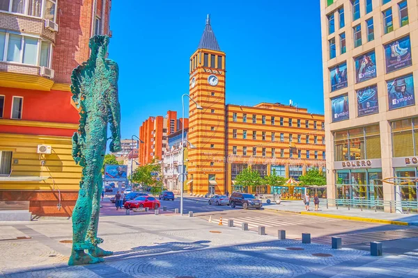 DNIPRO, UKRAINE - 24 Ağustos 2021: Ekaterinoslavskyi Bulvarı üzerindeki Atlant 'ın (Atlas) modern bronz heykeli, 24 Ağustos' ta Dnipro 'da