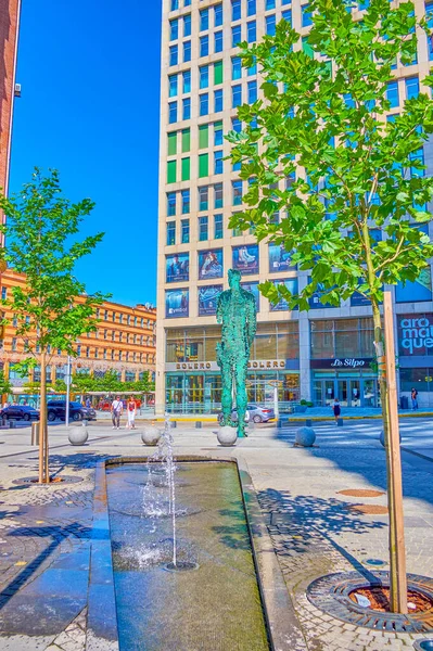 DNIPRO, UKRAINE - 24 Ağustos 2021: Ekaterinoslavskyi Bulvarı 'ndaki Atlant çeşmesi ve bronz heykeli, 24 Ağustos' ta Dnipro 'da