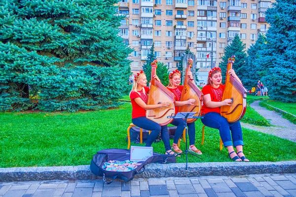 Dnipro Ukraine 2021年8月24日 三位街头音乐家在第聂伯鲁河畔的Sicheslav堤上演奏班杜拉曲并唱古乌克兰歌曲 — 图库照片