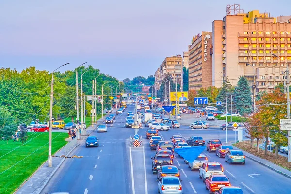 DNIPRO, UKRAINE - 24 Ağustos 2021: Sicheslav Embankment caddesinde trafik sıkışıklığı 24 Ağustos 'ta Dnipro' da